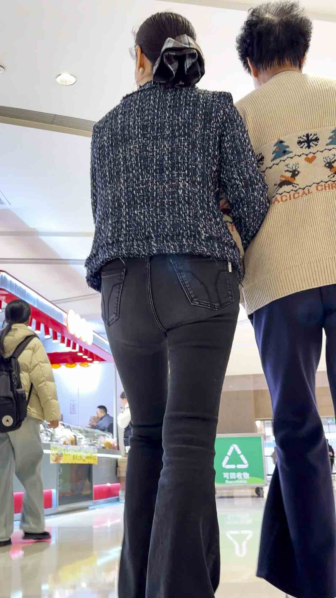 黑色喇叭牛仔裤小姐姐（积分:77）