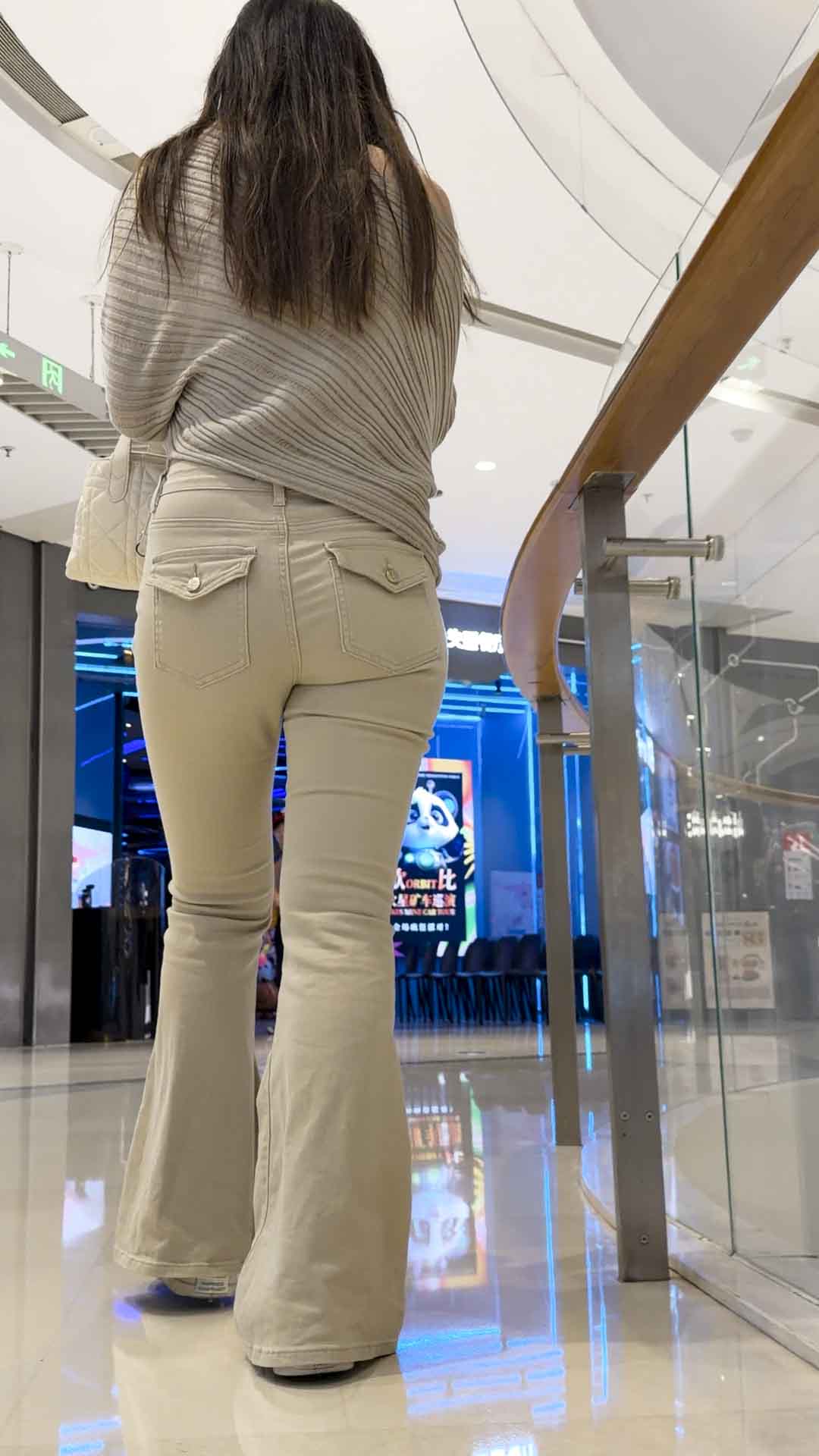 卡其色紧身裤桃巨臀（积分99）