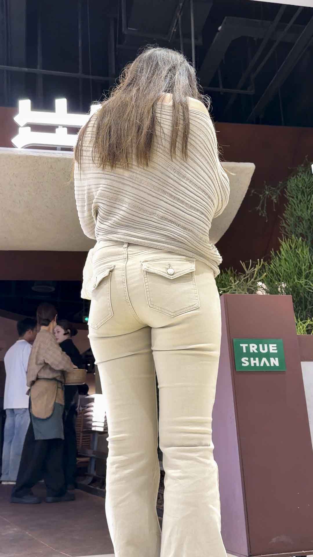 卡其色紧身裤桃巨臀（积分99）