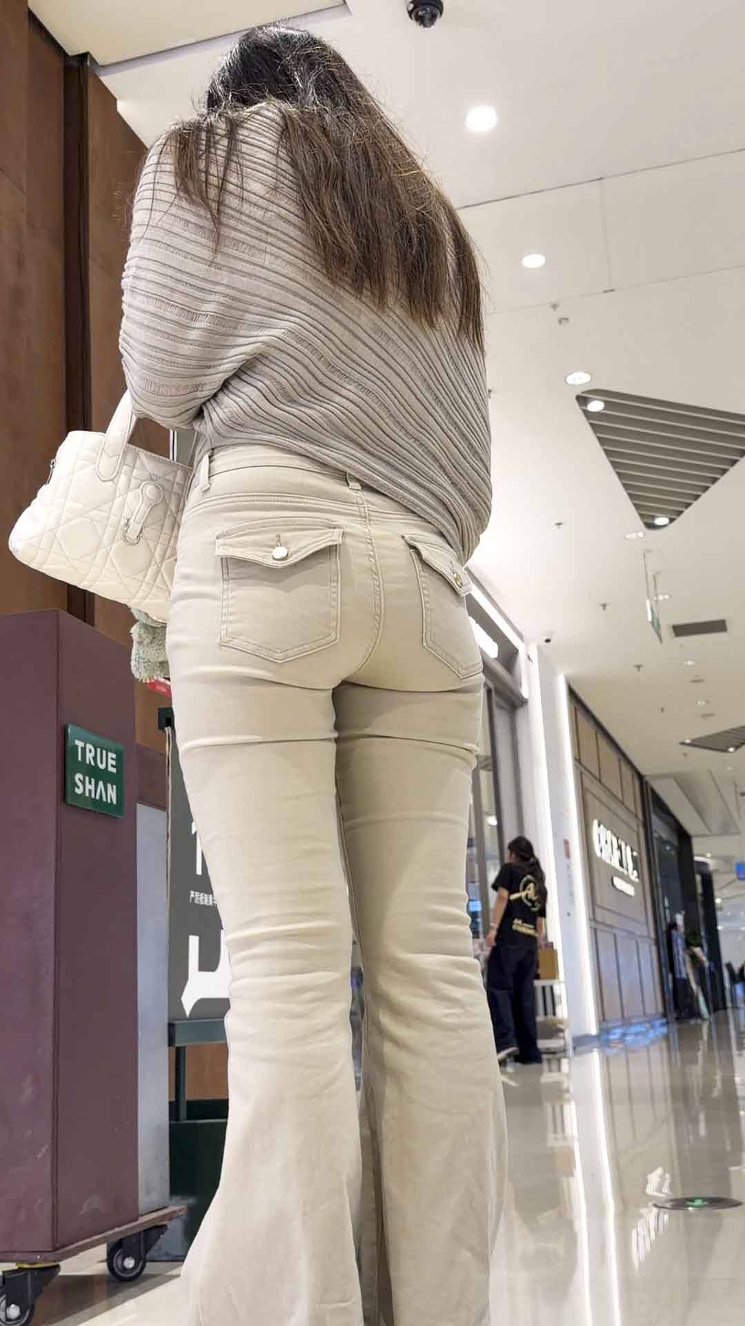 卡其色紧身裤桃巨臀（积分99）