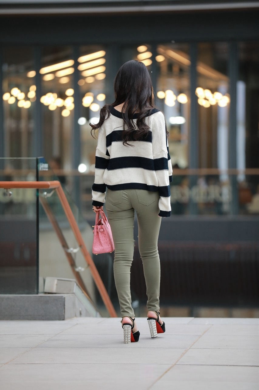 [套图+视频] 破洞牛仔裤美眉MJ516