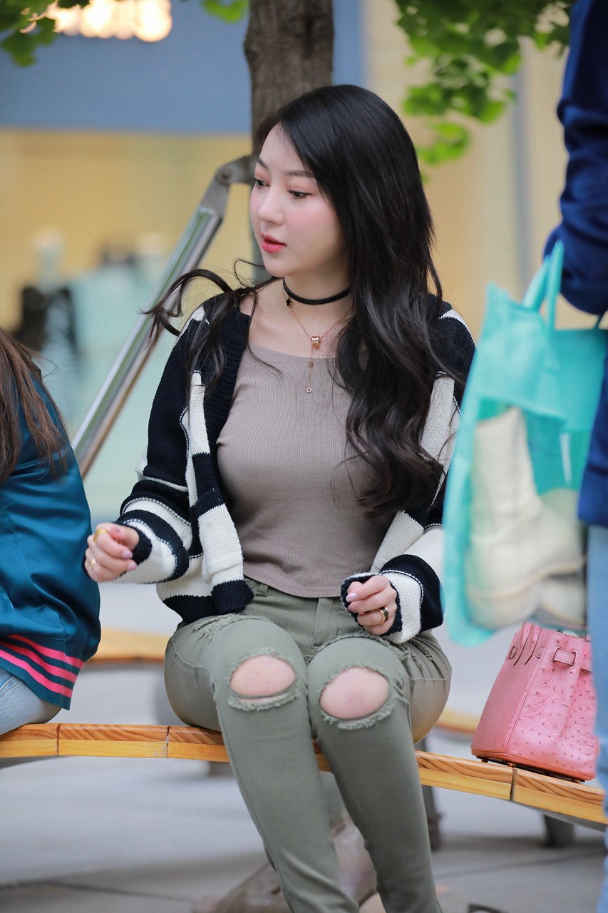 [套图+视频] 破洞牛仔裤美眉MJ516