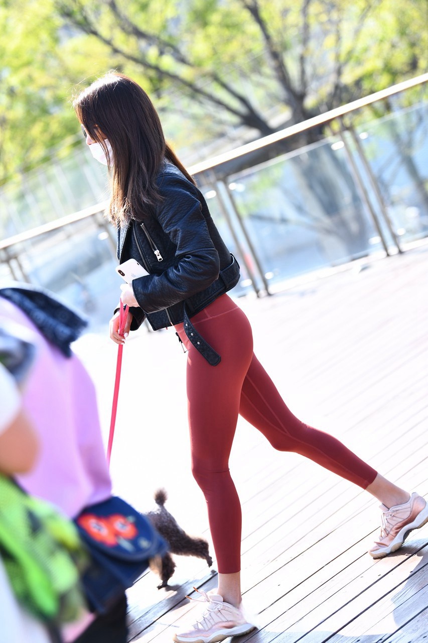 [套图+视频] 红色紧身裤美女大秀身材MJ518