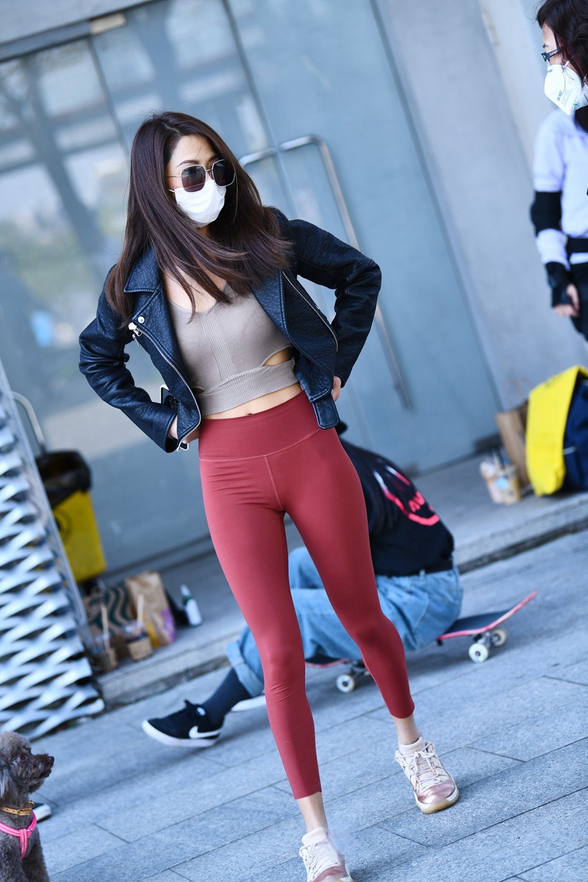 [套图+视频] 红色紧身裤美女大秀身材MJ518