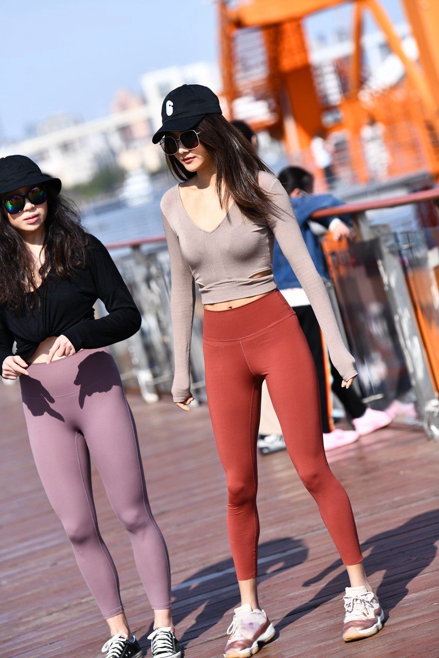 [套图+视频] 红色紧身裤美女大秀身材MJ518