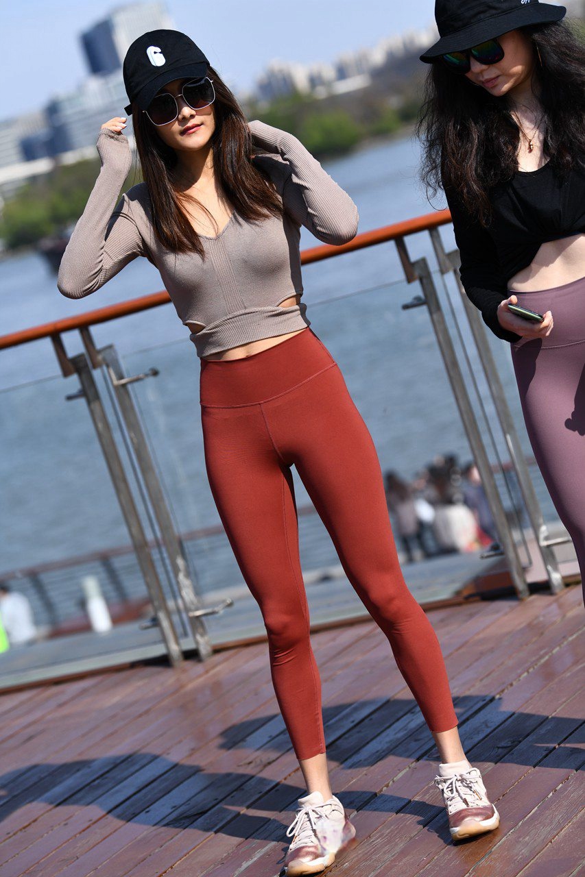 [套图+视频] 红色紧身裤美女大秀身材MJ518