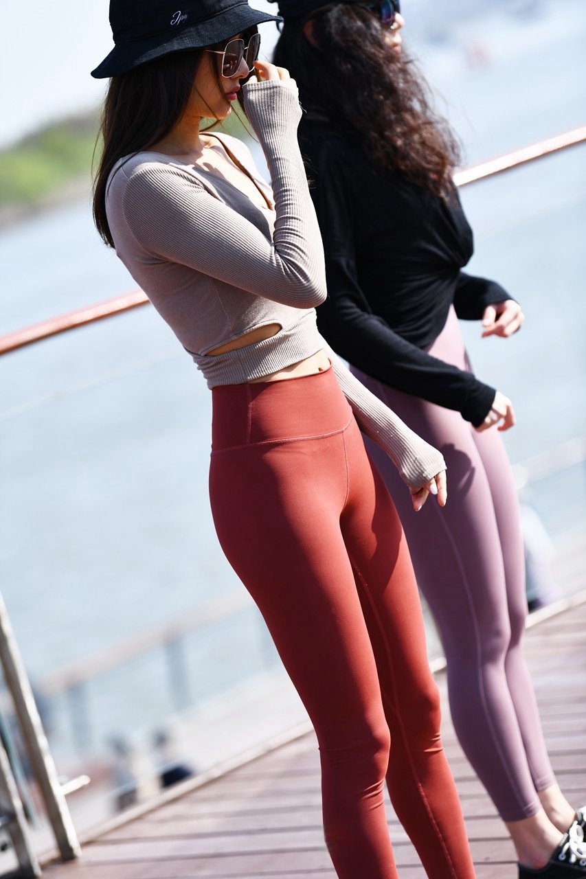 [套图+视频] 红色紧身裤美女大秀身材MJ518