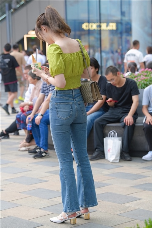 蓝色紧身牛仔裤小姐姐(124P)[3.49G/JPG]