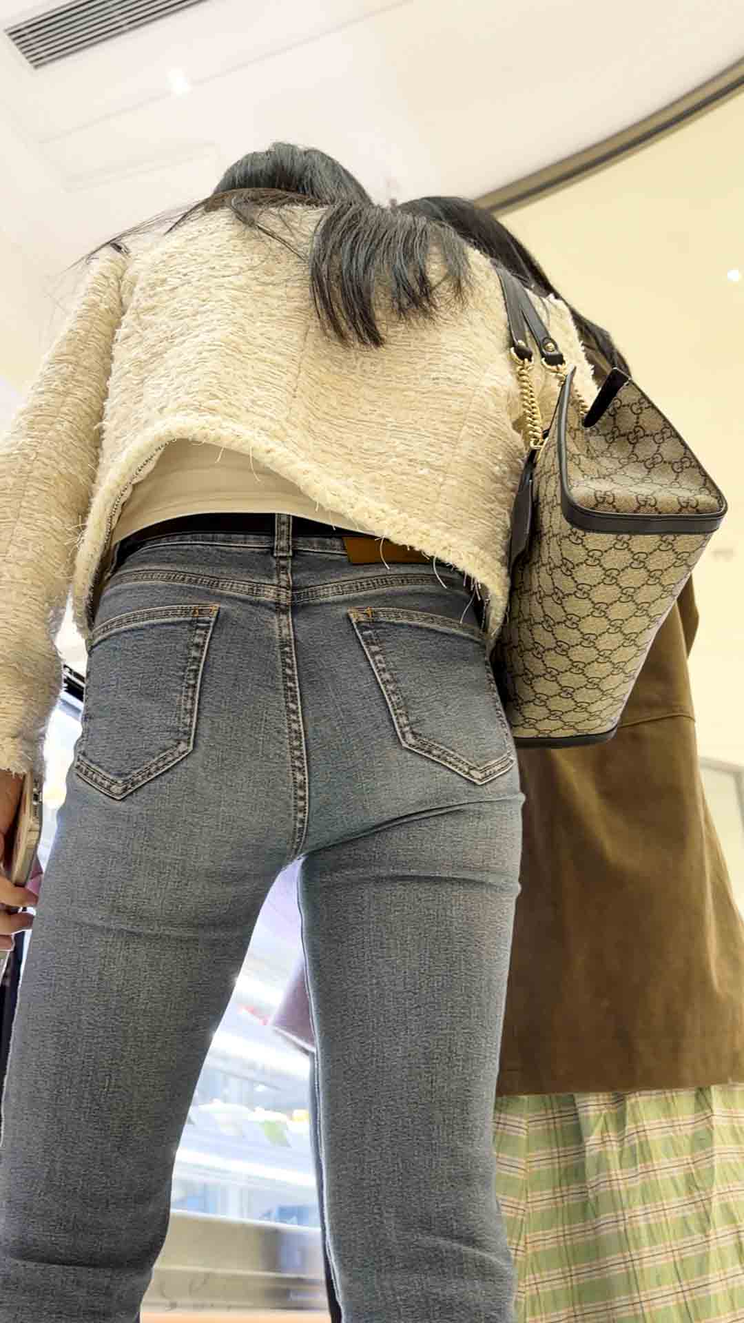 蓝紧身牛仔裤极品尤物