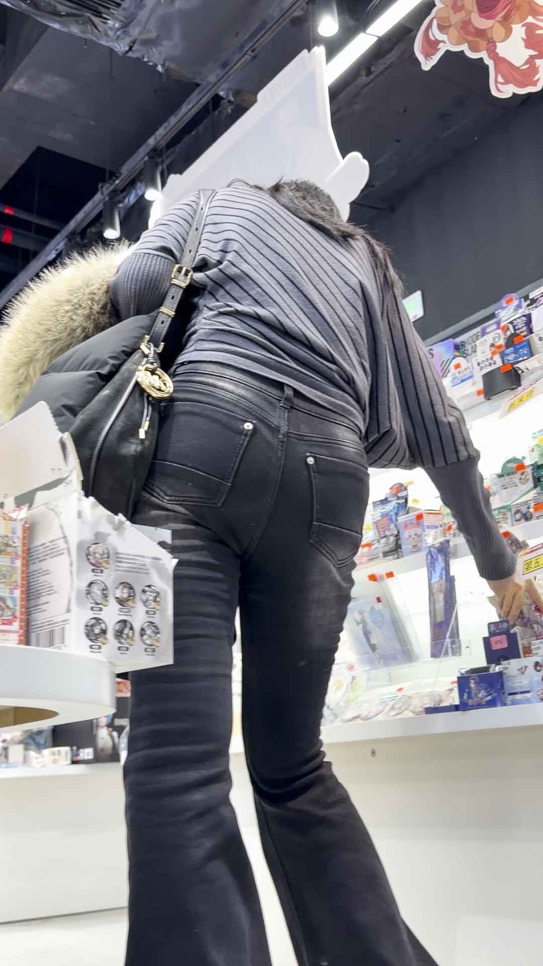 黑色牛仔紧臀少妇