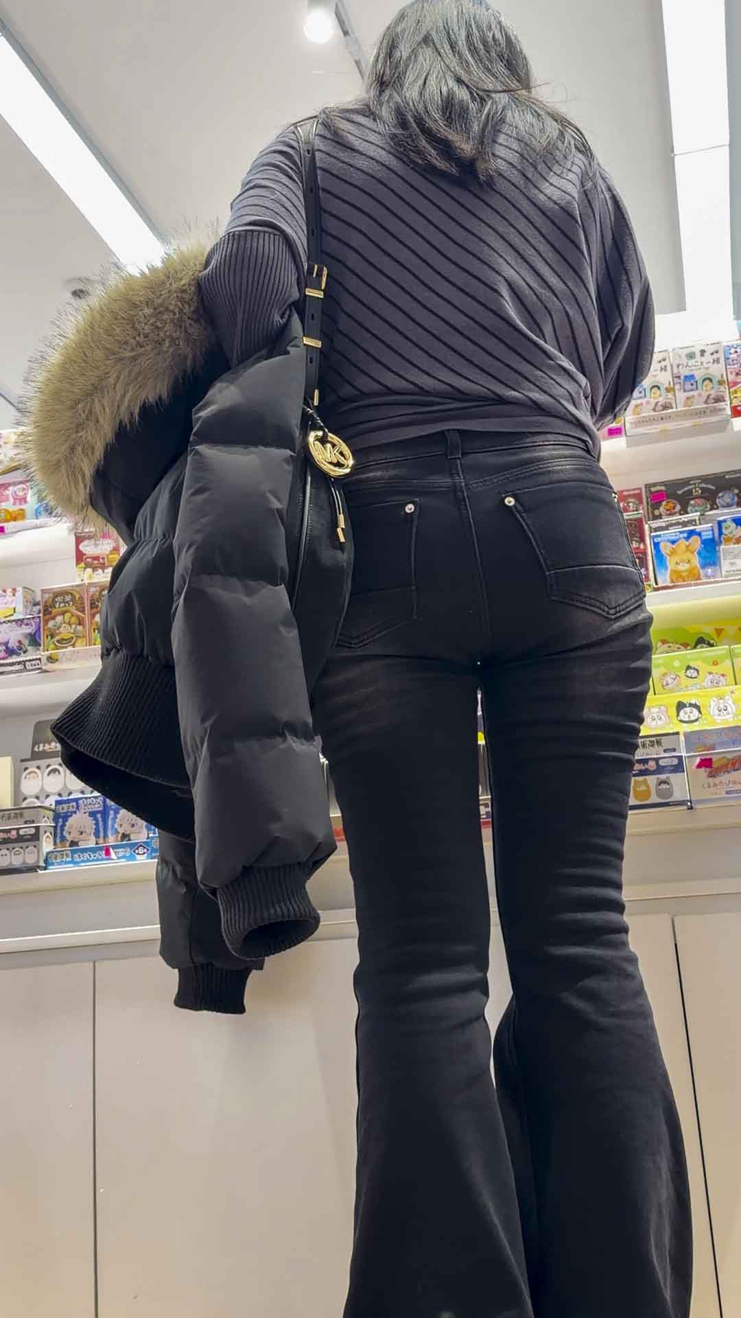 黑色牛仔紧臀少妇