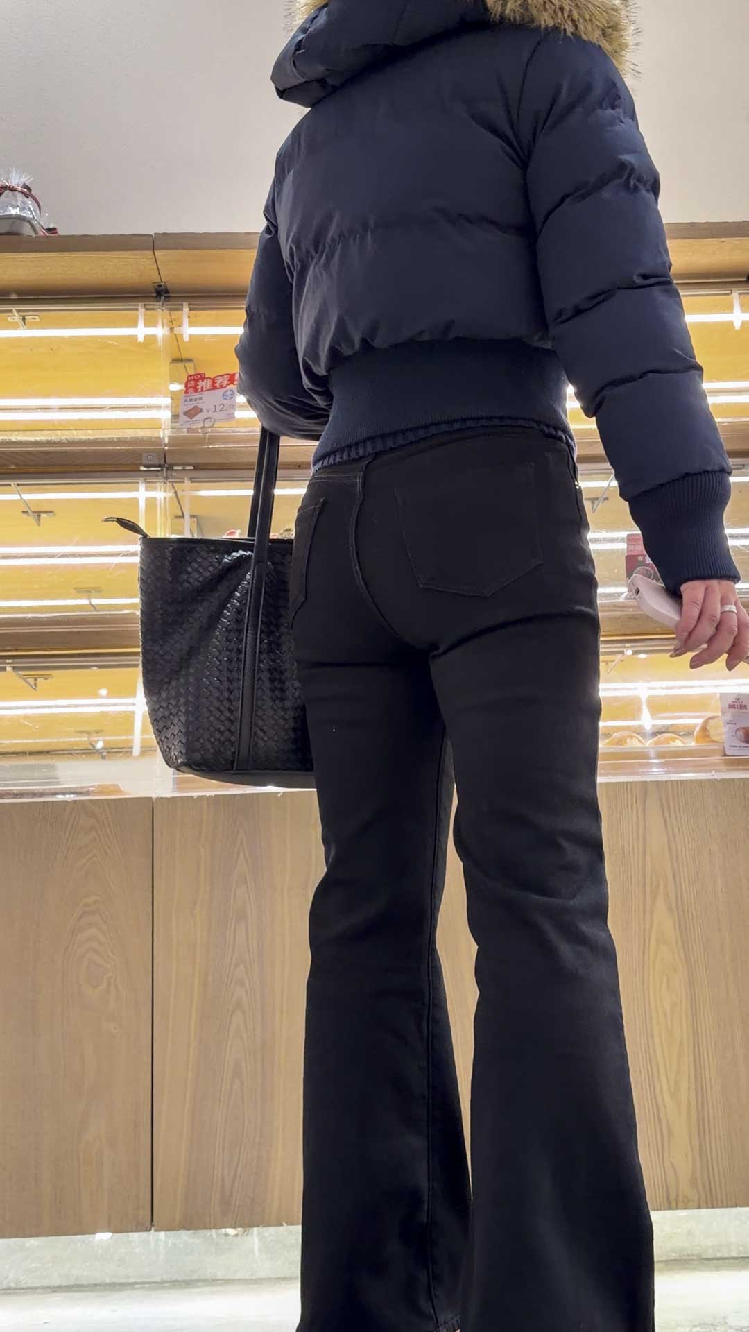 翘臀黑色打底裤妹子