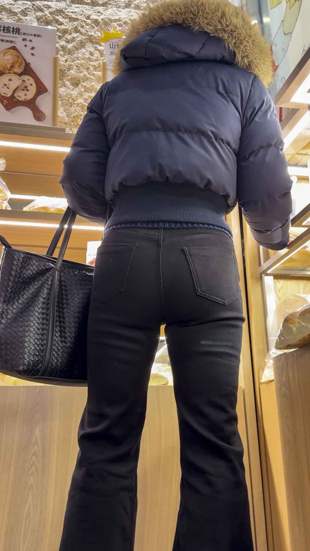 翘臀黑色打底裤妹子