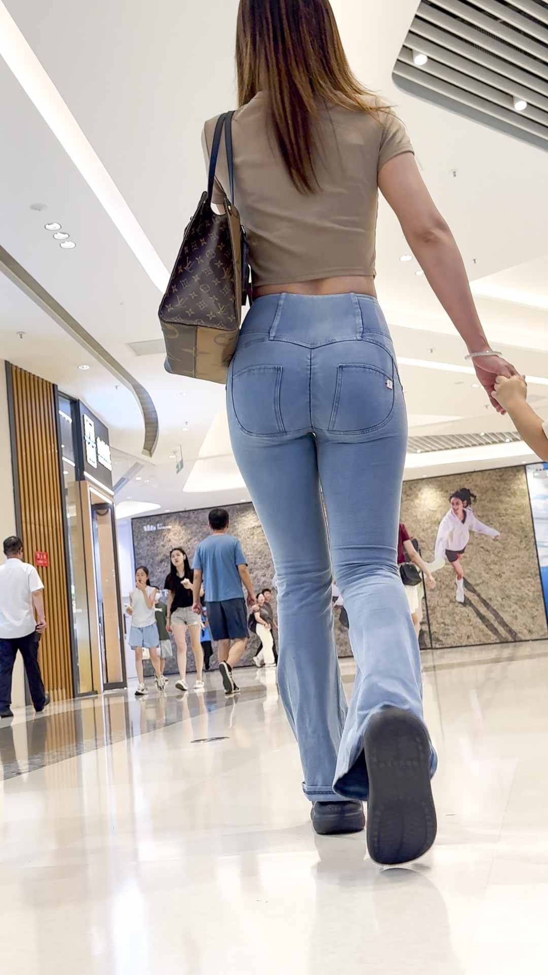 （积分51）牛仔臀颤动露春情