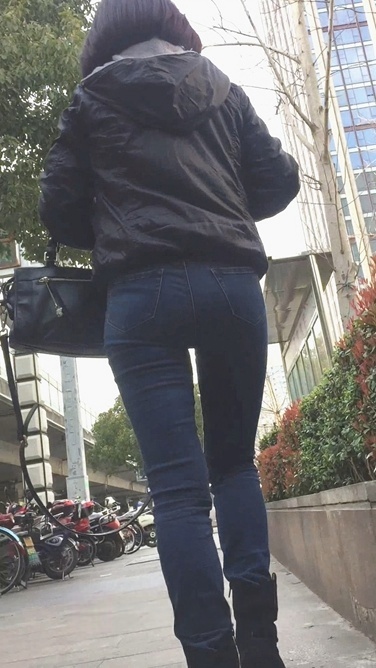 街拍下班归来的牛仔裤OL