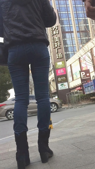 街拍下班归来的牛仔裤OL
