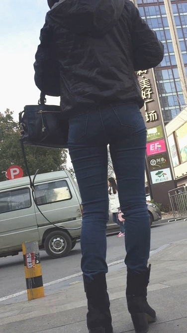街拍下班归来的牛仔裤OL
