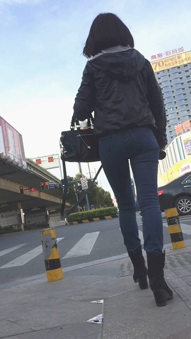 街拍下班归来的牛仔裤OL