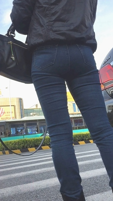 街拍下班归来的牛仔裤OL