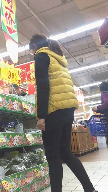 超市购物打底裤美眉