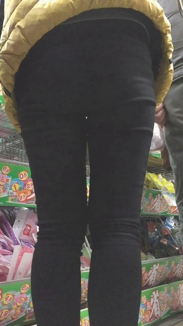 超市购物打底裤美眉