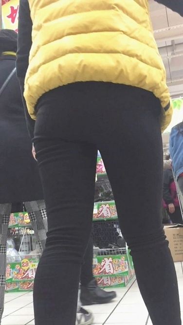 超市购物打底裤美眉