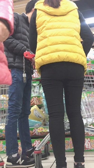 超市购物打底裤美眉