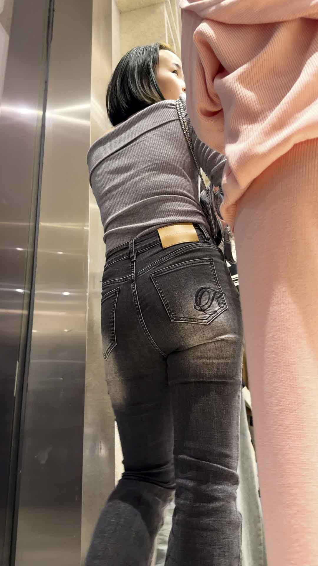 （积分115）深灰紧身牛仔裤蜜桃巨臀