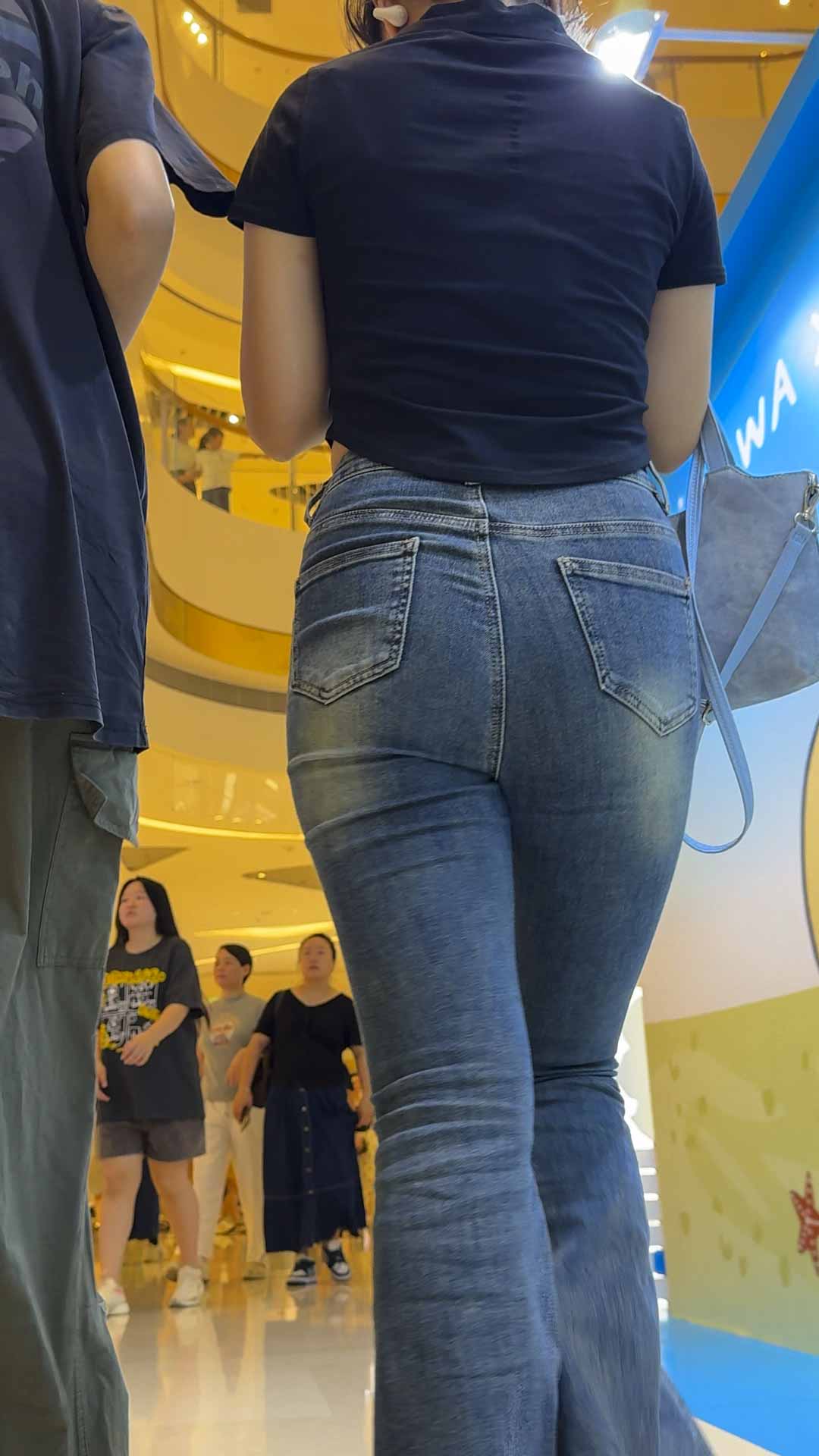 （积分175）紧身饱满大PP眼镜妹