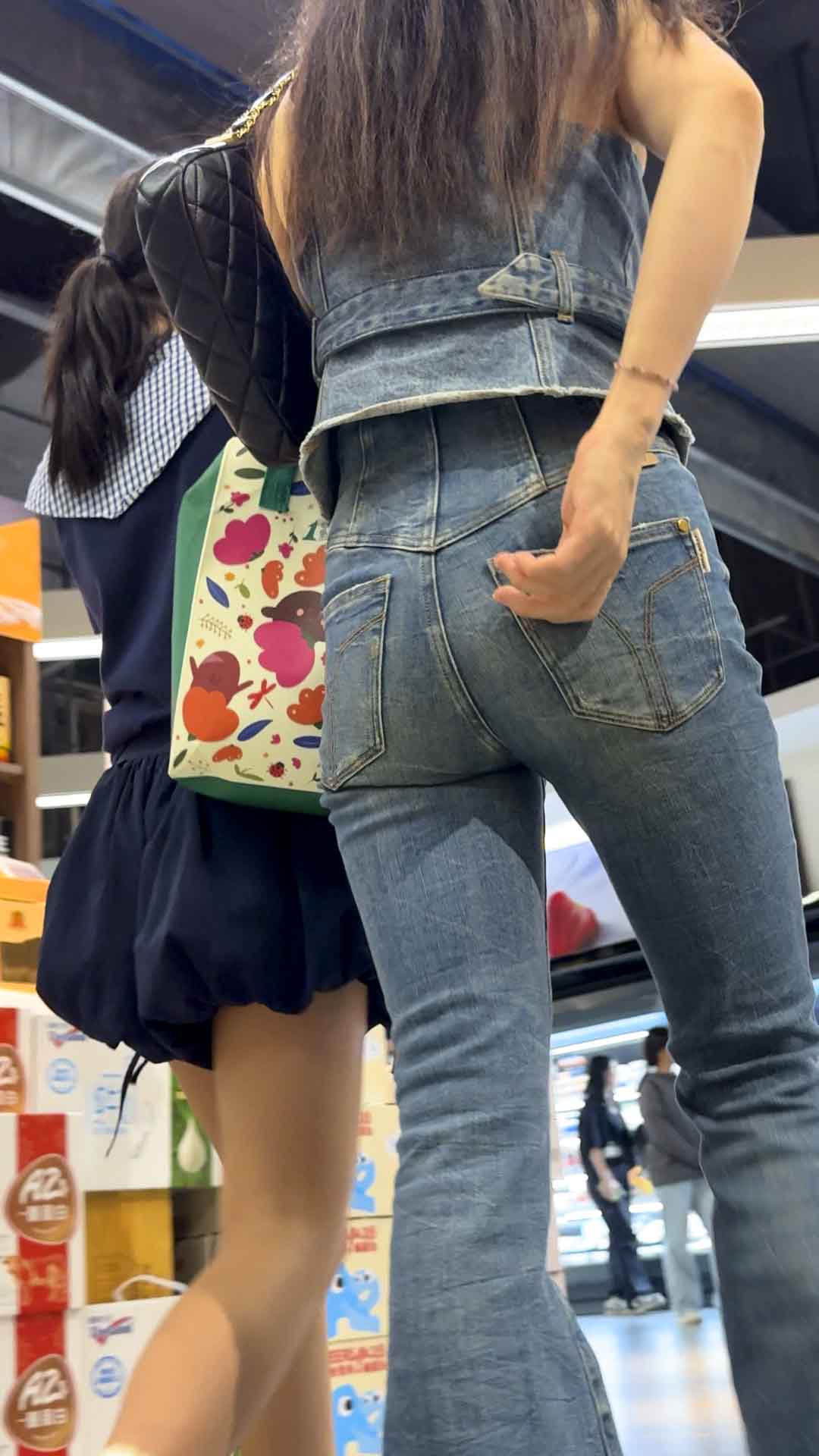 包臀牛仔长发小姐姐（积分134）