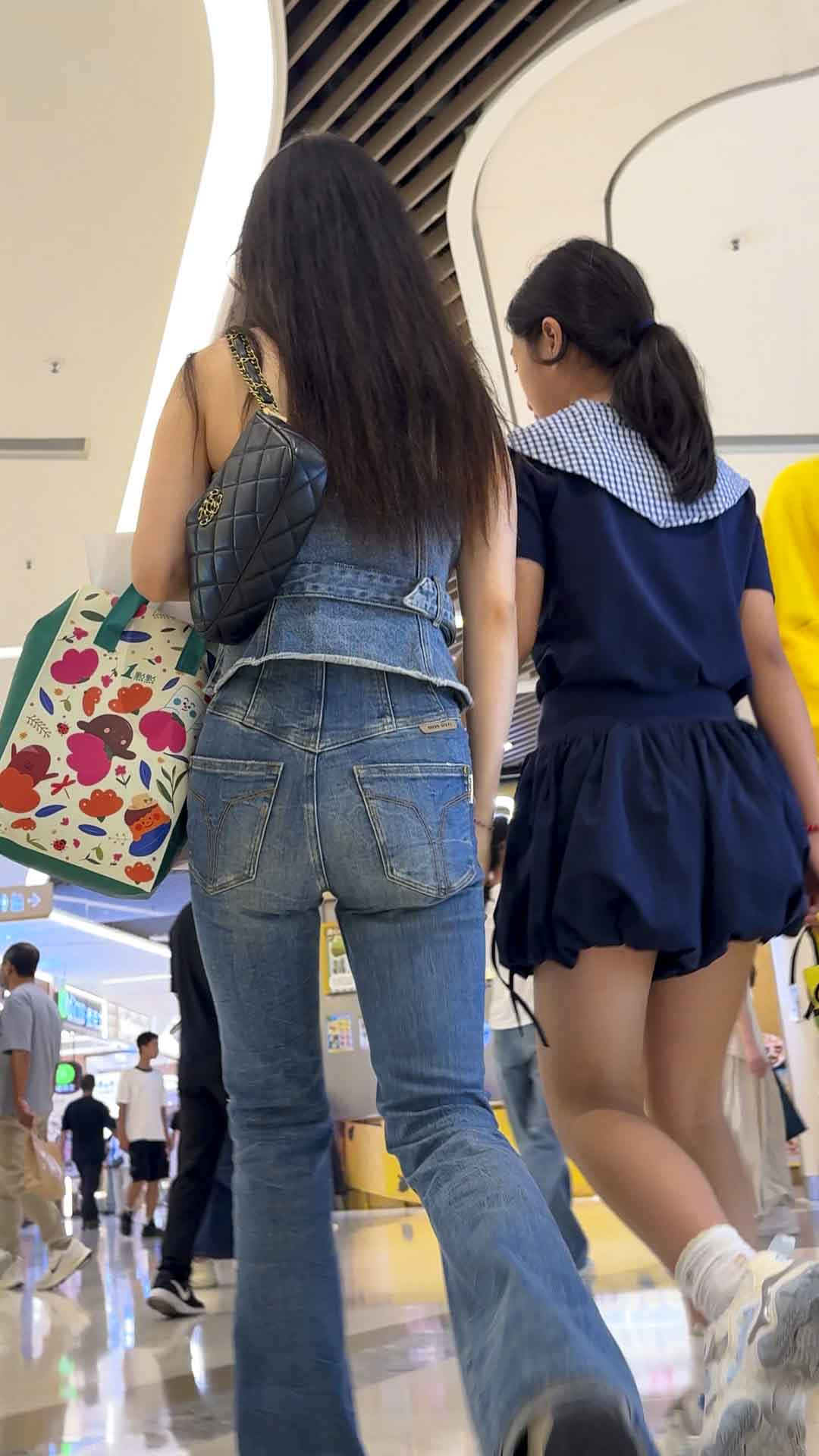 包臀牛仔长发小姐姐（积分134）