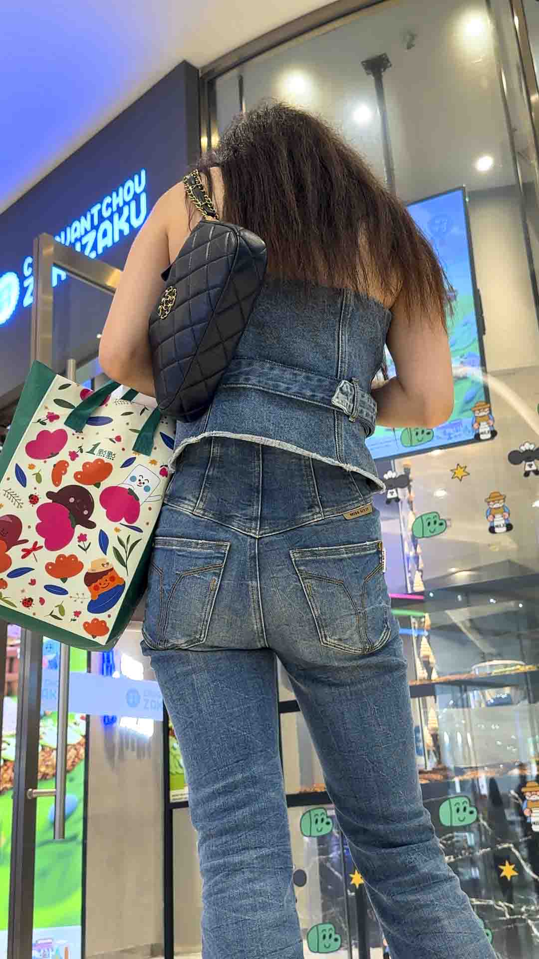 包臀牛仔长发小姐姐（积分134）