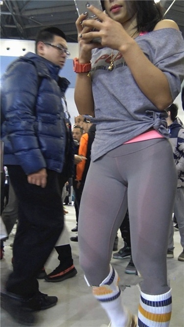 4K超清视频！极品包臀浅灰色紧身瑜伽裤内痕美女[MP4/2.3GB]