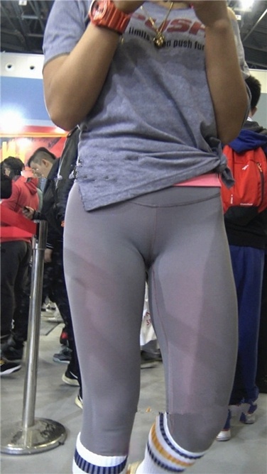 4K超清视频！极品包臀浅灰色紧身瑜伽裤内痕美女[MP4/2.3GB]