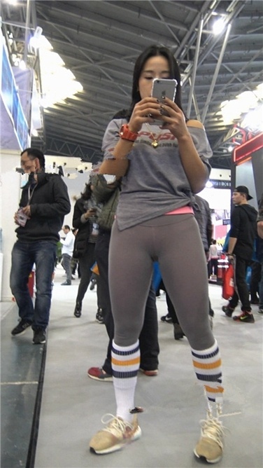 4K超清视频！极品包臀浅灰色紧身瑜伽裤内痕美女[MP4/2.3GB]