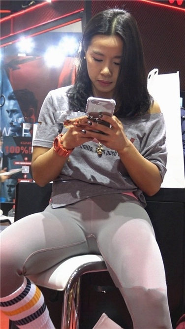 4K超清视频！极品包臀浅灰色紧身瑜伽裤内痕美女[MP4/2.3GB]