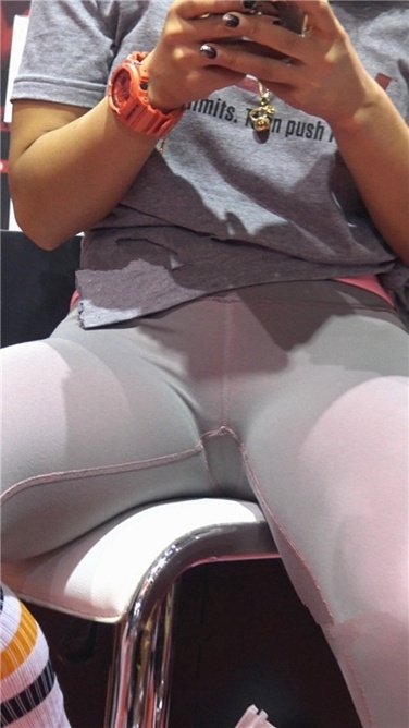 4K超清视频！极品包臀浅灰色紧身瑜伽裤内痕美女[MP4/2.3GB]