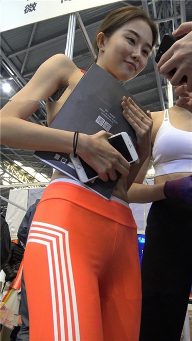 4K超清视频！极品粉红色紧身瑜伽裤豹纹T内痕美女[MP4/3GB]