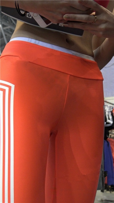 4K超清视频！极品粉红色紧身瑜伽裤豹纹T内痕美女[MP4/3GB]