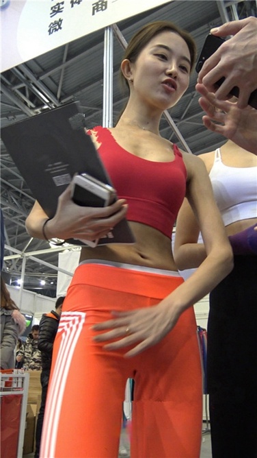 4K超清视频！极品粉红色紧身瑜伽裤豹纹T内痕美女[MP4/3GB]