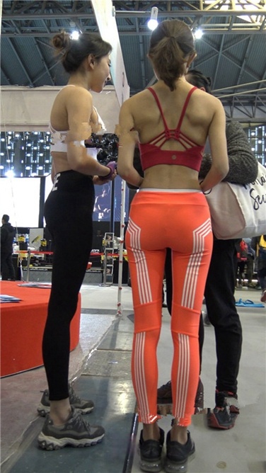 4K超清视频！极品粉红色紧身瑜伽裤豹纹T内痕美女[MP4/3GB]