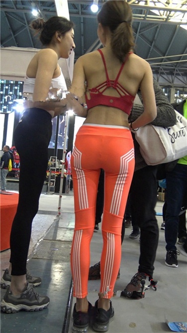 4K超清视频！极品粉红色紧身瑜伽裤豹纹T内痕美女[MP4/3GB]