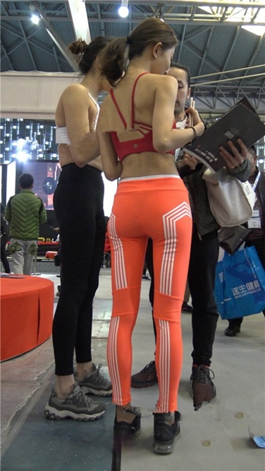 4K超清视频！极品粉红色紧身瑜伽裤豹纹T内痕美女[MP4/3GB]