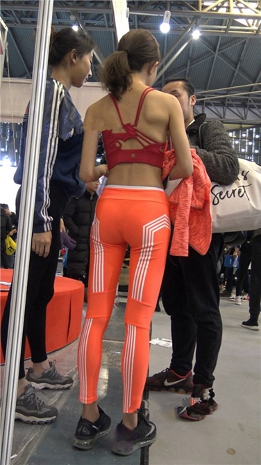 4K超清视频！极品粉红色紧身瑜伽裤豹纹T内痕美女[MP4/3GB]