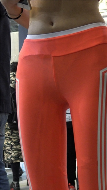 4K超清视频！极品粉红色紧身瑜伽裤豹纹T内痕美女[MP4/3GB]