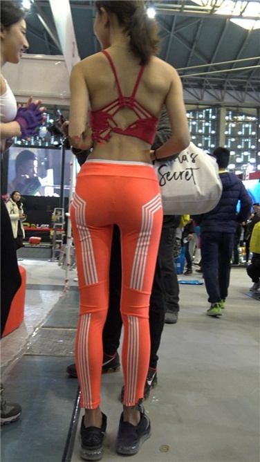 4K超清视频！极品粉红色紧身瑜伽裤豹纹T内痕美女[MP4/3GB]