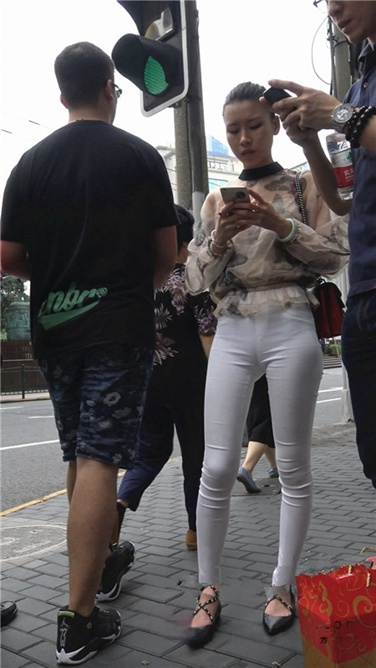 4K超清视频！干练紧身铅笔白裤美女[MP4/2GB]