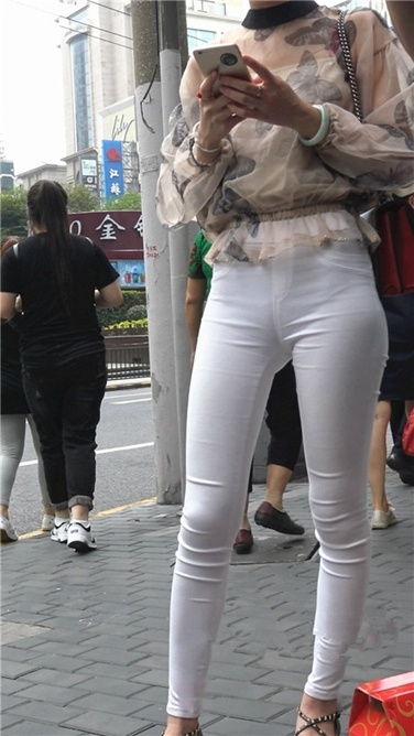 4K超清视频！干练紧身铅笔白裤美女[MP4/2GB]