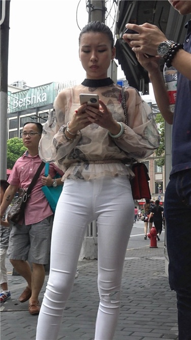 4K超清视频！干练紧身铅笔白裤美女[MP4/2GB]