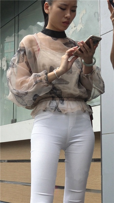 4K超清视频！干练紧身铅笔白裤美女[MP4/2GB]